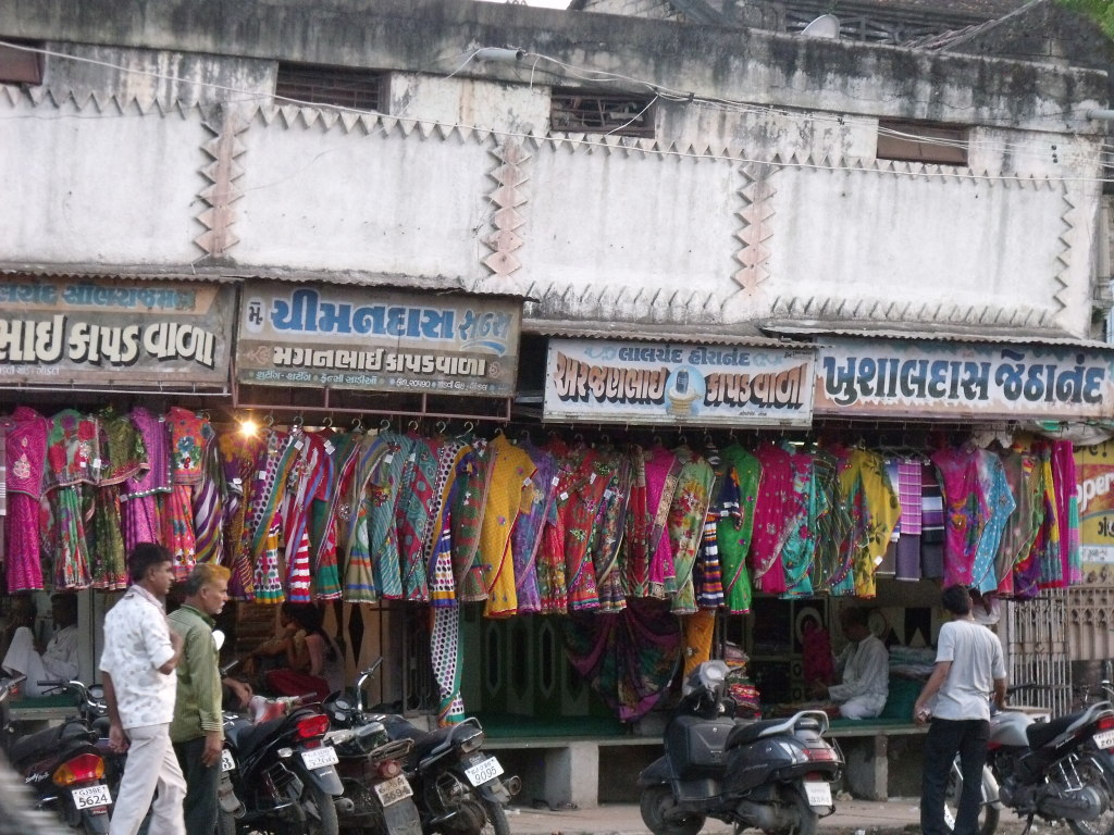 The busy Gondal bazaar
